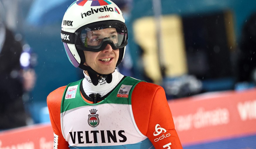 28.12.2021, Bayern, Oberstdorf: Ski nordisch/Skispringen: Weltcup, Vierschanzentournee. Simon Ammann aus der Schweiz reagiert nach seinem Qualifikationssprung. Foto: Daniel Karmann/dpa +++ dpa-Bildfun ...