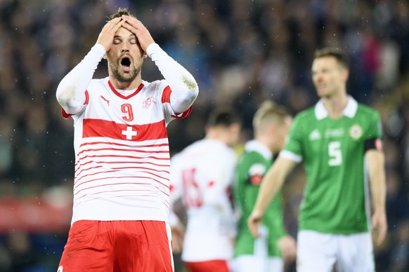 ARCHIV - ZUM SDA-TEXT UEBER DIE QUALIFIKATION DER SCHWEZ FUER DIE WM 2018 IN RUSSLAND STELLEN WIR IHNEN FOLGENDES BILDMATERIAL ZUR VERFUEGUNG - Switzerland&#039;s forward Haris Seferovic, left, reacts ...