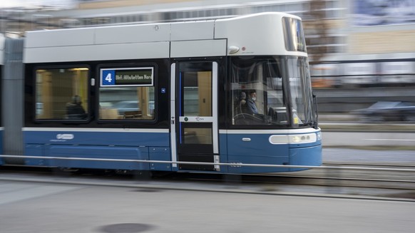 Ein VBZ Flexity-Tram der Linie 4 faehrt auf der Pfingstweidstrasse in Richtung Bahnhof Altstetten, fotografiert am 19. Maerz 2021 in Zuerich. Seit Sommer 2020 im Einsatz ist das Flexity energieeffizie ...