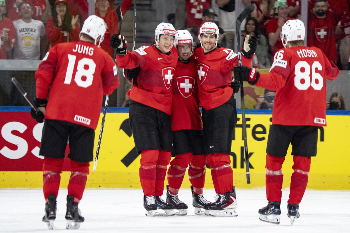 epa13004608 (L-R) Switzerland's Switzerland's Dean Kukan, Switzerland's Christian Marti, Switzerland's Calvin Thurkauf and Switzerland's Sven Andrighetto celebrate with Switze ...