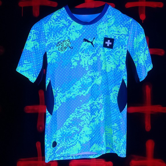 PUMA und der SFV präsentieren das neue Auswärtstrikot der Schweizer Nationalteams. Es leuchtet unter UV-Licht.