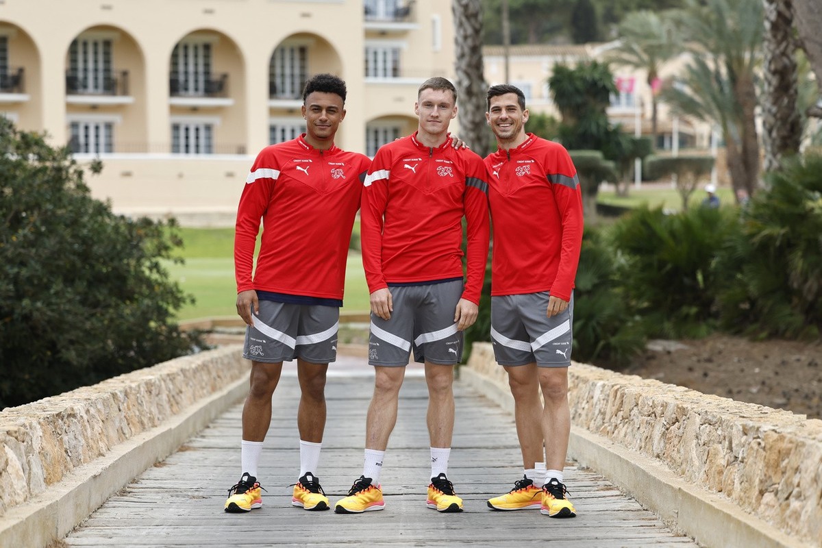 Dan Ndoye, Michel Aebischer und Remo Freuler posieren nach einer Medienkonferenz am Donnerstag, 21. Maerz 2024 in Cartagena, Spanien. Die Schweizer Fussball Nationalmannschaft befindet sich vom 18.3.2 ...