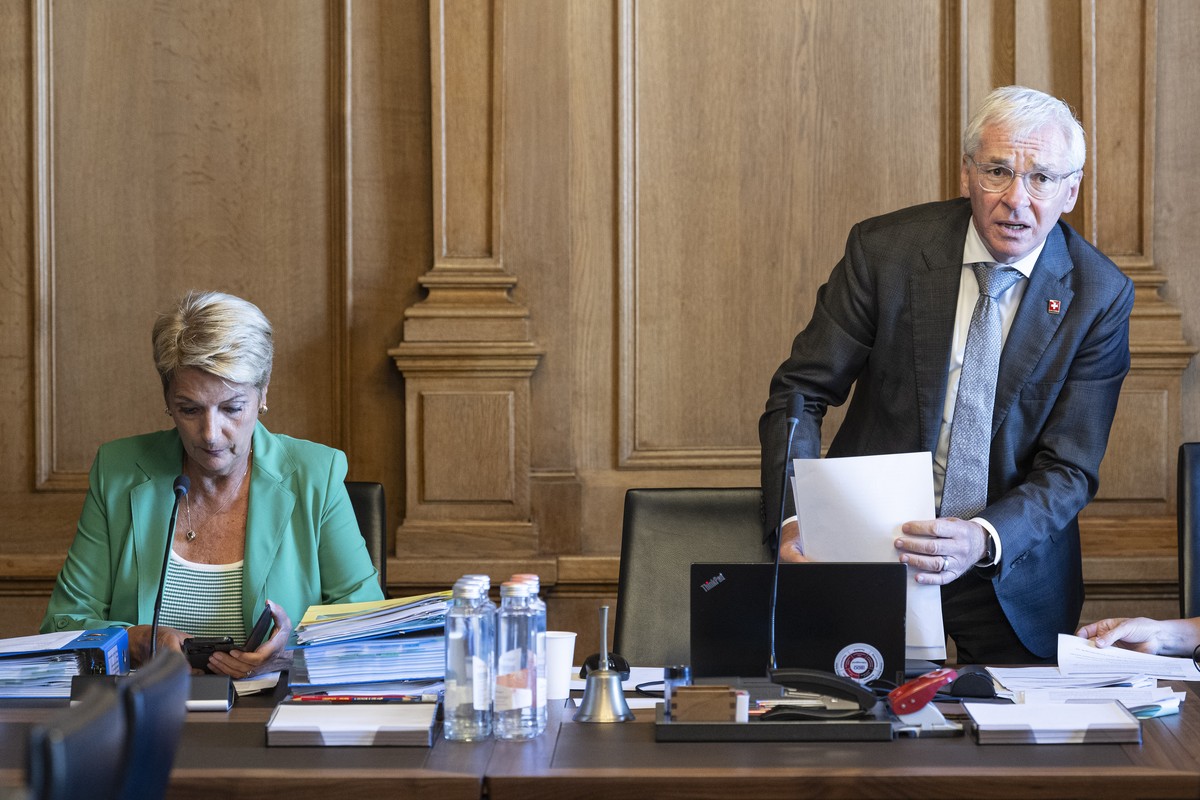 KEYPIX - Staenderat Erich Ettlin, Mitte-OW, Praesident, rechts, und Bundesraetin Karin Keller-Sutter, sitzen in der Kommission fuer Wirtschaft und Abgaben des Staenderats, WAK-S, am Montag, 31. August ...