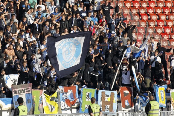 Vermummte GC Fans provozieren mit bemalten FCZ Fahnen im Super League Fussballspiel zwischen den Grasshoppers und dem FC Zuerich, am Sonntag, 2. Oktober 2011 im Stadion Letzigrund in Zuerich. Das Spie ...