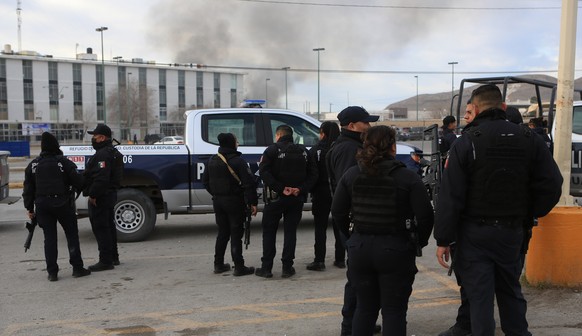 epa10390678 Municipal police guard the area of the prison where a breakout and a riot took place on 01 January 2023 in Ciudad Juarez, Chihuahua state, Mexico, 05 January 2023. Mexican authorities repo ...