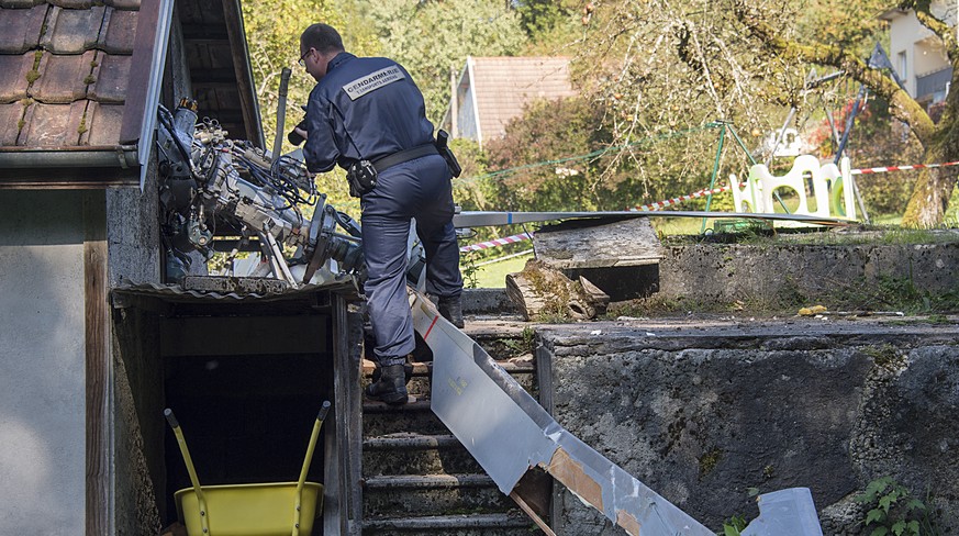 Ein Gendarme fotografiert den Rotor des Helikopters. Der Absturz passierte am 2. Oktober.