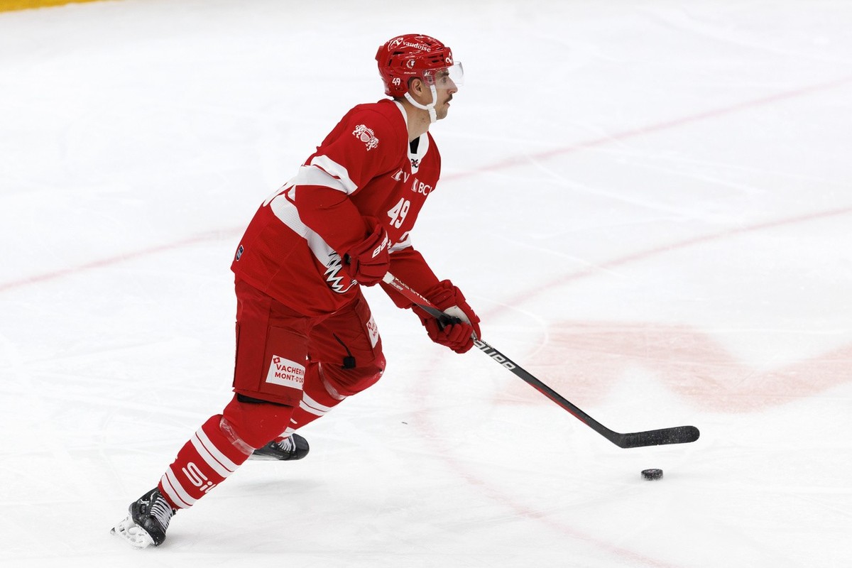 Lausanne's defender Igor Jelovac controls the puck, during a National League regular season game of the Swiss Championship between Lausanne HC and EHC Kloten, at the Vaudoise Arena in Lausanne, S ...