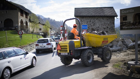 Blick auf eine Baustelle der Firmen Foffa Conrad und Bezzola Denoth, am Donnerstag, 26. April 2018, in Giarsun. Wie die Wettbewerbskommission WEKO mitteilt, buesst sie sieben Bauunternehmen im Unteren ...