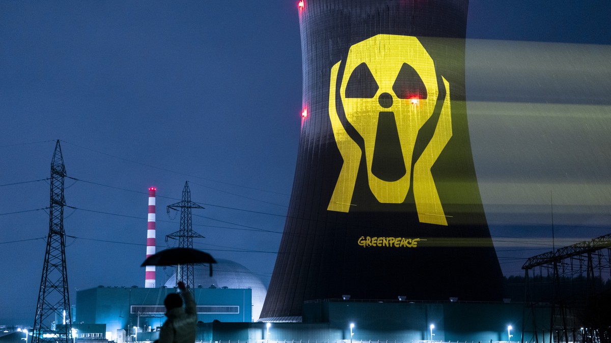 Greenpeace-Aktivisten projizieren einen Film und Parolen auf den Kuehlturm des AKW Goesgen am Mittwoch 28. Januar 2026 in Daeniken. Greenpeace kritisiert Sicherheitsluecken des Atomkraftwerks und die  ...