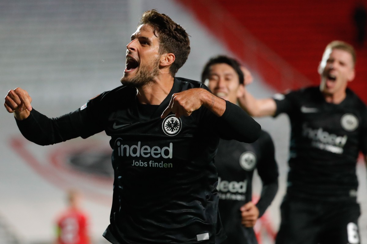 epa09498294 Gonzalo Paciencia of Eintracht Frankfurt celebrates after scoring his team's first goal during the UEFA Europa League group D soccer match between Royal Antwerp FC and Eintracht Frank ...