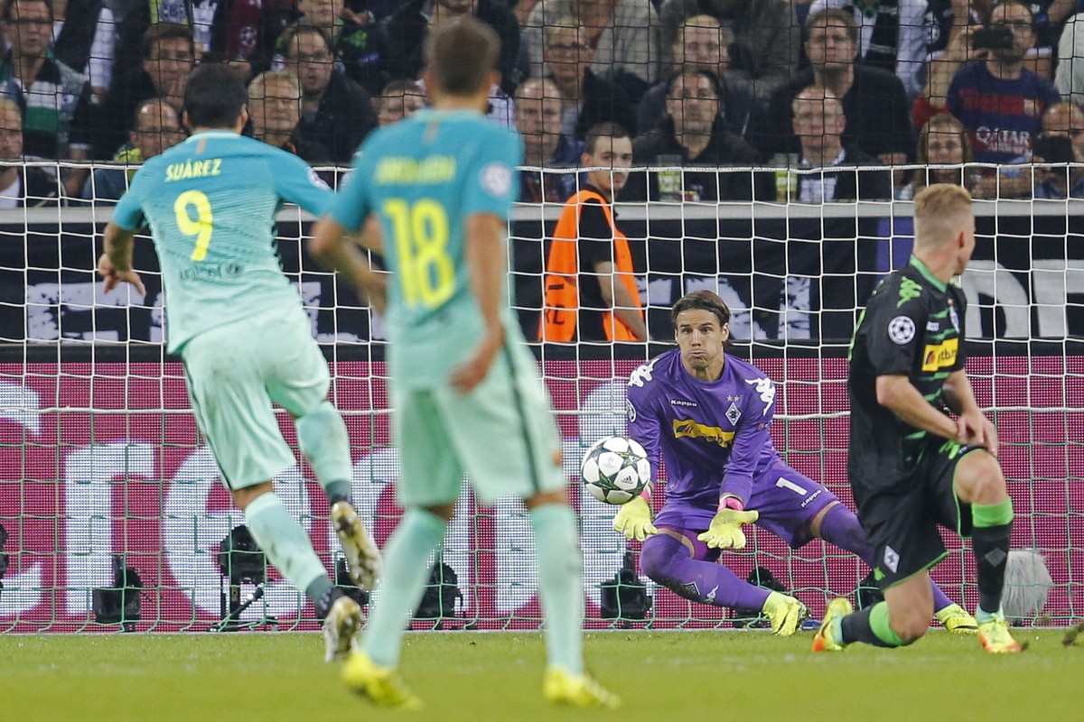 Moenchengladbach goalkeeper Yann Sommer fails to control a shot by Barcelona's Luis Suarez, left, allowing Barcelona's Gerard Pique to score his side's second goal during the Champions  ...