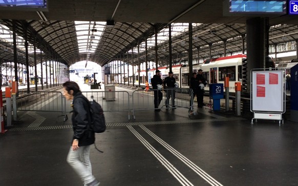 Eingeschränkter Personenverkehr: Die Bahnpolizei hat die Perrons am Bahnhof Luzern abgeriegelt.