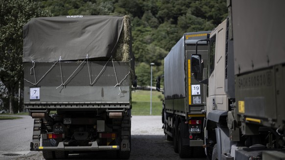 Lastwagen der Armee mit Heu, aufgenommen am Freitag, 13. September 2024, in Lostallo. Das Misox war dieses Jahr von schweren Ueberschwemmungen betroffen. Damit verloren gingen auch rund 100 Hektaren L ...