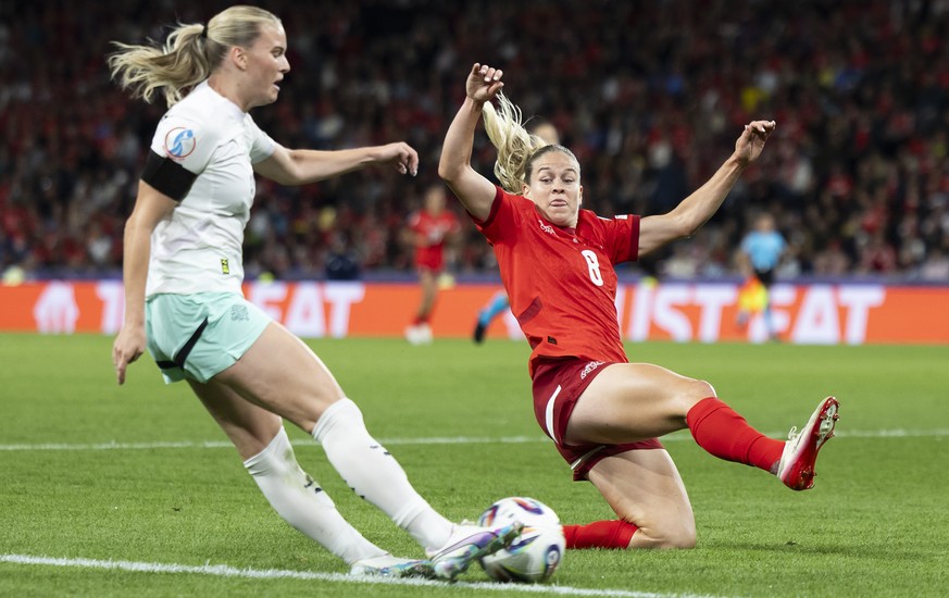 Iceland&#039;s Hafrun Halldorsdottir, left, and Switzerland&#039;s Nadine Riesen in action during the UEFA Women&#039;s EURO 2025 Group A soccer match between Switzerland and Iceland at the Wankdorf s ...