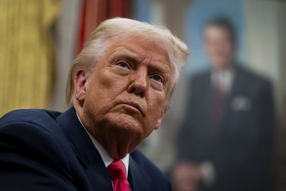 epa11945951 US President Donald Trump in the Oval Office of the White House in Washington, DC, USA, 06 March 2025. Trump signed executive orders to pause tariffs on USMCA trade from Canada and Mexico  ...