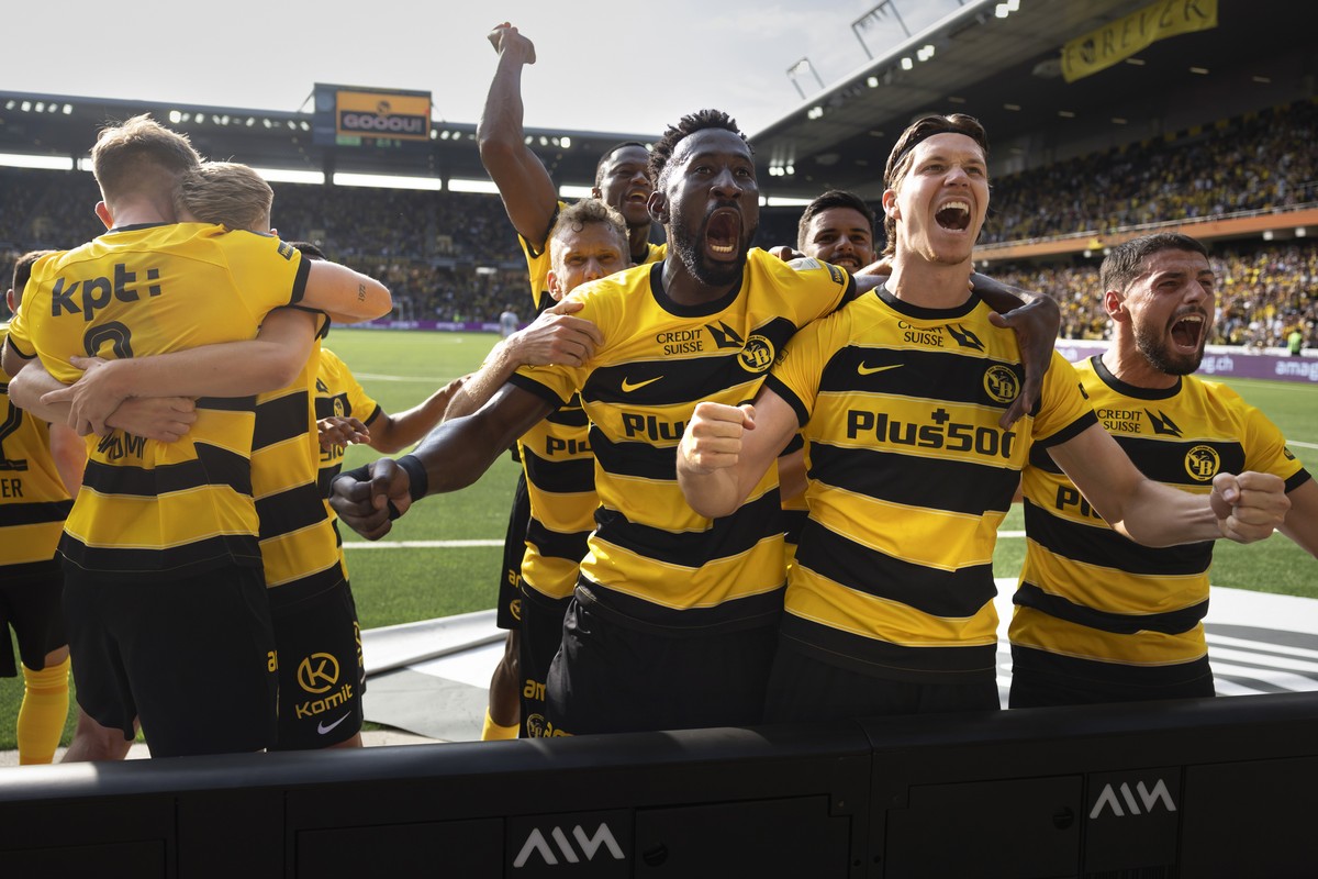 YBs Cedric Itten, 2. von rechts, jubelt nach seinem Tor zum 2-1 mit seinen Teamkollegen Kastriot Imeri, Silvere Ganvoula, Lewin Blum und Lukasz Lakomy, von rechts, im Super League Spiel zwischen dem B ...