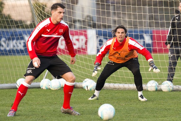 Yann Sommer, rechts, und Granit Xhaka, links, waehrend dem Training der Schweizer Fussball A-Nationalmannschaft in Freienbach am Montag, 21. Maerz 2016. Die Schweiz tritt am Freitag zu einem EM-Testsp ...