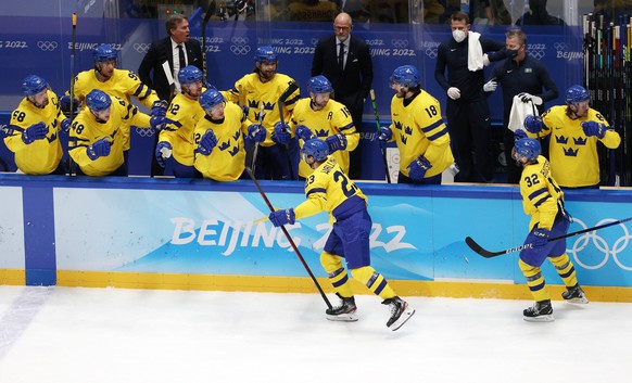 epa09762920 Lucas Wallmark (C) of Sweden celebrates with teammates after scoring the opening goal during the Men&#039;s Ice Hockey Play-off Quarterfinal match between Sweden and Canada at the Beijing  ...