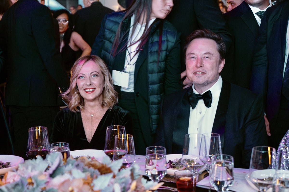 epa11622027 A handout photo made available by Chigi Palace on 24 September 2024 shows Italian Prime Minister Giorgia Meloni (L) and Tesla co-founder and CEO Elon Musk attending a ceremony at the Ziegf ...