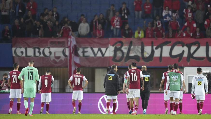 Austria&#039;s players salute fans at the end of the World Cup 2022, group F, qualifying soccer match between Austria and Scotland at the Ernst Happel Stadium in Vienna, Austria, Tuesday, Sept. 7, 202 ...