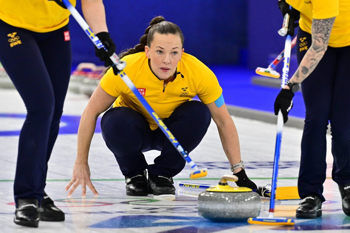 CORTINA, ITALY 20260214 Sweden s Agnes Knochenhauer and Sara McManus of Team Hasselborg during the women s group stage match, round 5, between Italy and Sweden in the Olympic curling in Cortina. *** T ...