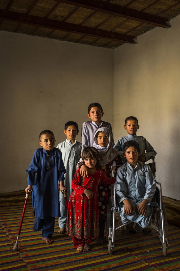epa08081315 A handout photo made available by UNICEF shows the Second Prize photo of the UNICEF Photo of the Year 2019 with the title &#039;Afganistan: No medal for bravery&#039; by Australian photogr ...
