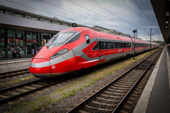 Trenitalia f�hrt Testfahrten durch. Die Z�ge vom Typ Frecciarossa 1000 absolvieren diese technischen Pr�fungen, um die offizielle Zulassung f�r das deutsche Schienennetz zu erhalten. Die italienische  ...