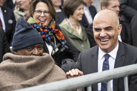 Swiss Federal President Alain Berset, right, and his state guest Mokgweetsi Eric Keabetswe Masisi, President of the Republic of Botswana, who suffered slightly from the chilly Swiss spring temperature ...