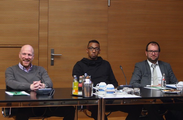 Boateng (mitte) während seiner Anhörung vor dem DFB-Sportgericht.