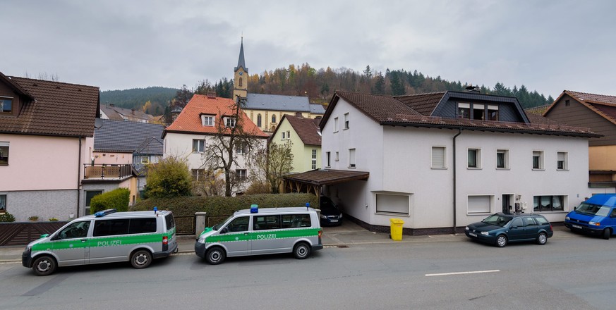 Polizei am Tatort in Wallenfels, Bayern.