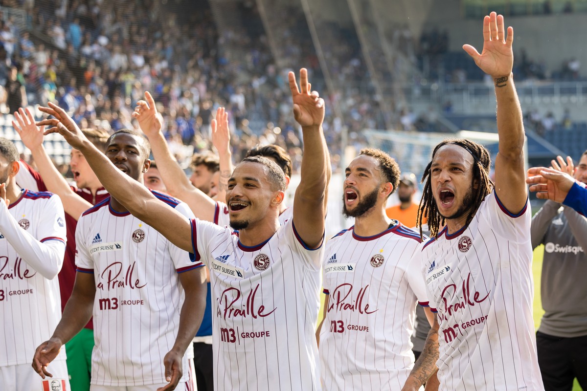 Servettes Hussayn Touati, Mitte, und Kevin Mbabu, rechts, jubeln nach dem Fussball Meisterschaftsspiel der Super League zwischen dem FC Luzern und Servette FC am Montag, 29. Mai 2023 in der Swissporar ...