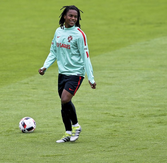 epa05395804 Portugal&#039;s national soccer team players Renato Sanches (L) and Vieirinha (R) join a training session at the team&#039;s UEFA EURO 2016 camp in Marcoussis, near Paris, France, 28 June  ...