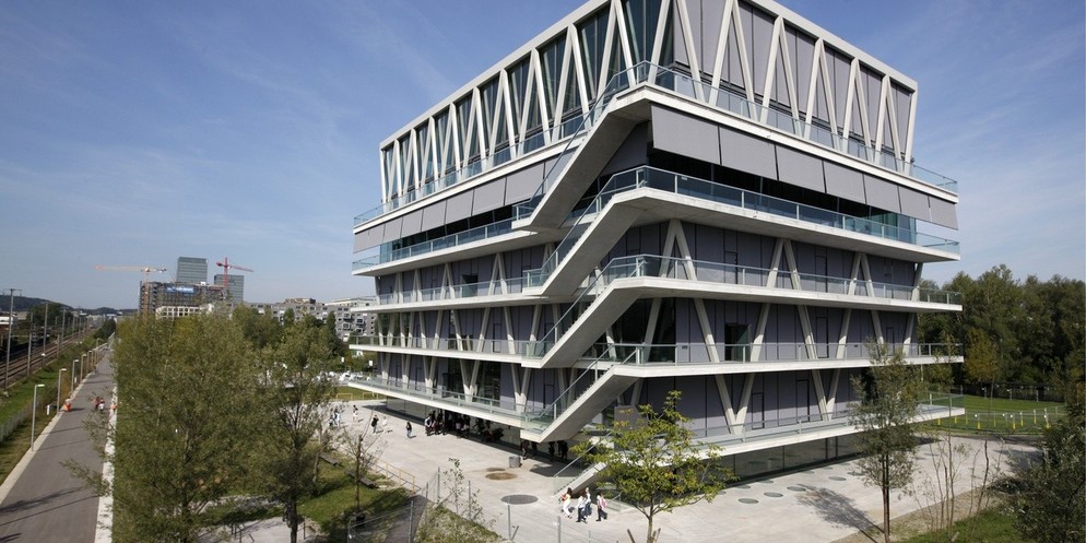 Ein Mädchen wird in Schwamendingen von einem anderen Mädchen brutal zusammengeschlagen. Die Tat wird gefilmt und auf Social Media geteilt. Jetzt spricht das Opfer und dessen Mutter über den Angriff.