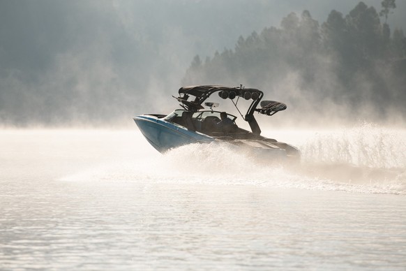 Zwei Männer stahlen ein Motorboot für eine unerlaubte Spritztour auf dem Rhein.