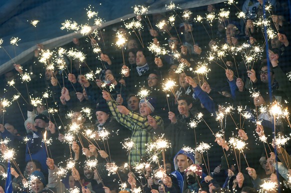 Ambri's fans in Curva Sud sing and light sparklers during the Swiss Ice Hockey Cup 2014/15 between HC Ambri-Piotta and the HC Davos at the ice stadium Valascia, in Ambri, Switzerland, Tuesday, December 23, 2014. (KEYSTONE/Ti-Press/Francesca Agosta)