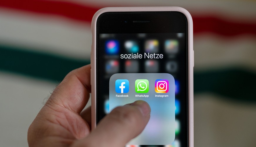 Die Social Media- und Instant-Messaging-Apps: Facebook, WhatsApp und Instagram auf einem Smartphone, fotografiert am Donnerstag, 14. Januar 2021, in Zuerich. Instagram und WhatsApp gehoeren zur Facebo ...