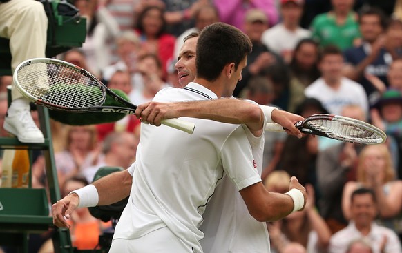 Eine Umarmung für den Verlierer: Djokovic herzt Stepanek.
