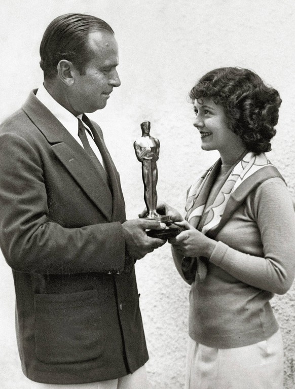 Douglas Fairbanks Sr. hands Janet Gaynor her best actress Oscar in 1929 for her performances in 7th Heaven, Street Angel and Sunrise. File Reference 33751_202THA PUBLICATIONxINxGERxSUIxAUTxONLY Copyri ...