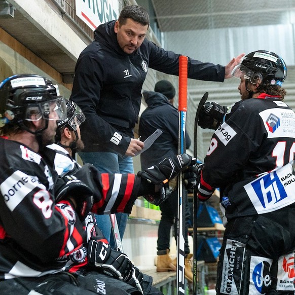 Huttwils Head Coach Daniel Bieri, waehrend dem Qualifikations - Spiel, der Swiss League, zwischen Hockey Huttwil und dem EHC Chur, am Samstag 18. Dezember 2021 in Huttwil. © Marcel Bieri