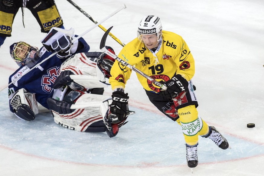 Biels Goalie Jonas Hiller, links, ist geschlagen, Berns Ryan Lasch feiert den Treffer zum 3:0 im zweiten Eishockey Playoff-Viertelfinalspiel der National League A zwischen dem EHC Biel und dem SC Bern ...