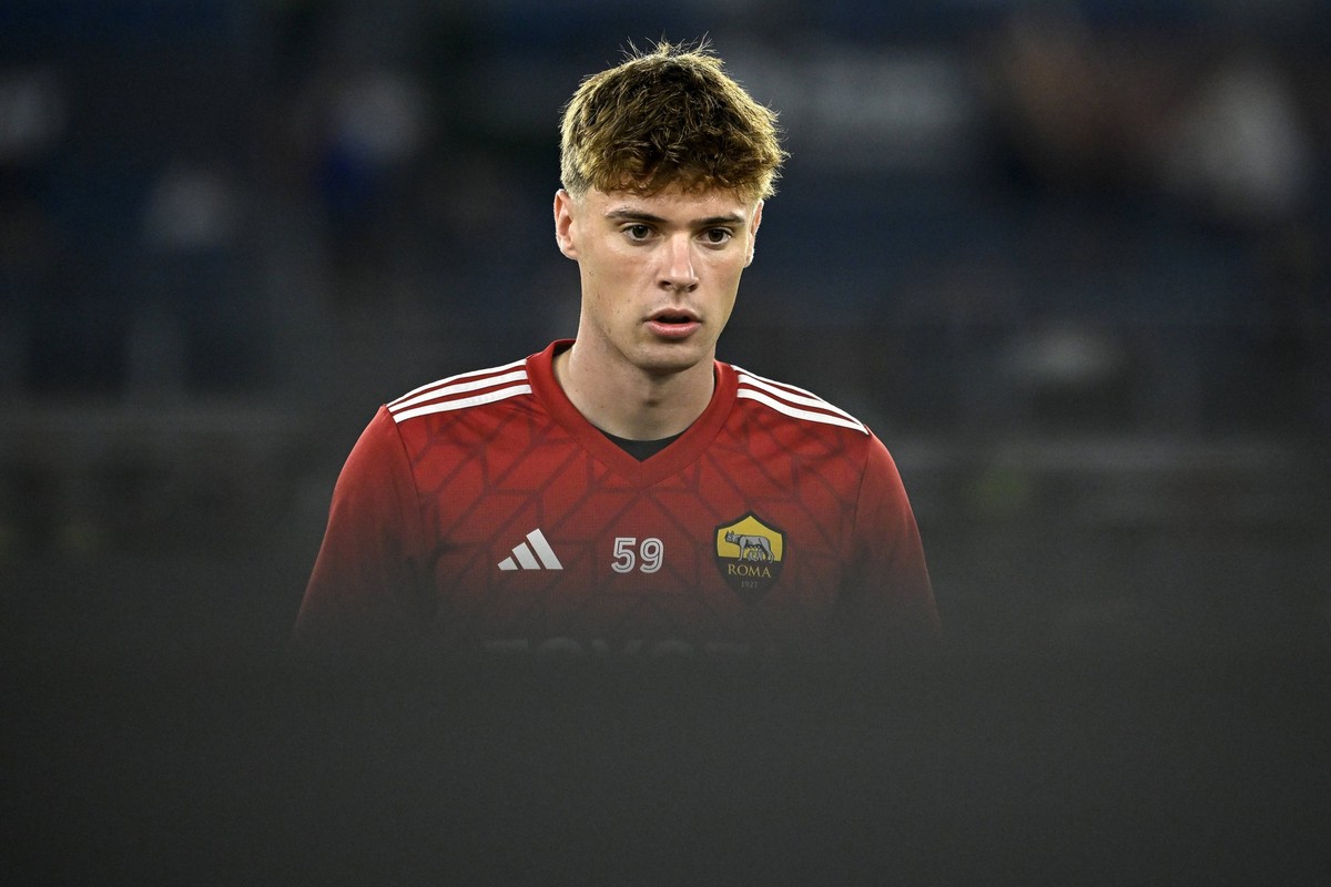 Nicola Zalewski of AS Roma warms up during the Europa League Group G football match between AS Roma and Servette FC at Olimpico stadium in Rome Italy, October 5th, 2023. andreaxstaccioli