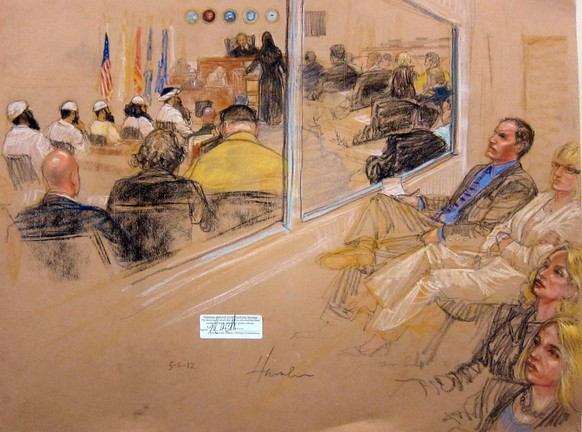 Angehörige der 9/11-Opfer verfolgen einen der bisherigen Prozesstage gegen die Hauptangeklagten (hinten links).