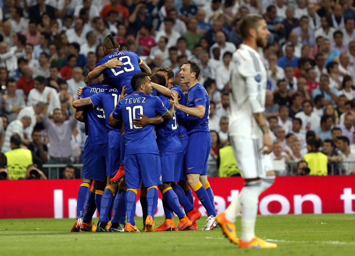 Madrid, 13.05.2015, Fussball UEFA Champions League, Real Madrid - Juventus Turin . 
Hinten Jubel Juventus nach Tor von Alvaro Morata u.a. mit Stephan Lichtsteiner, vorne Enttaeuschung bei Sergio Ramo ...