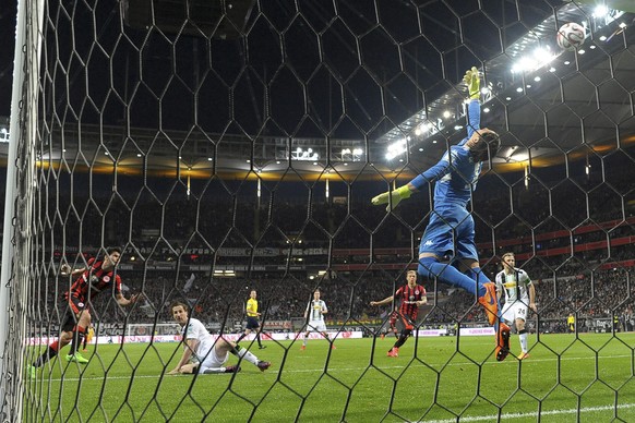 Yann Sommer zeigt in der 34. Minute eine Glanzparade.