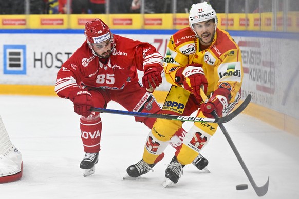 Rapperswils Sandro Forrer, links, gegen Biels Robin Grossmann im Eishockeyspiel der National League zwischen den Rapperswil-Jona Lakers und dem EHC Biel, am Freitag, 30. September 2022, in der St. Gal ...