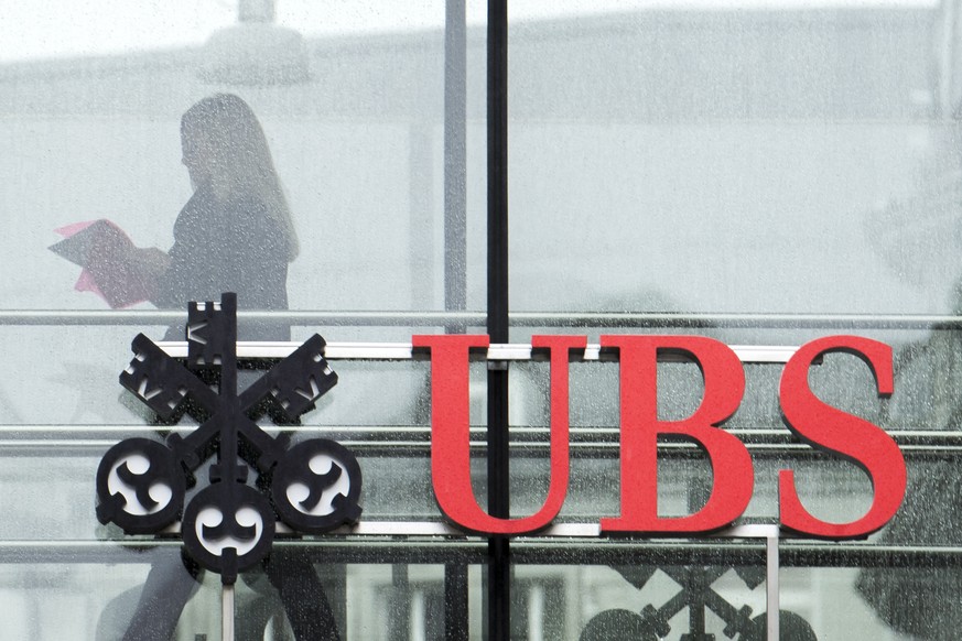 ARCHIVBILD ZUM PROZESS GEGEN EINEN EHEMALIGEN UBS-ANGESTELLTEN, DER BANKDATEN AN DIE DEUTSCHEN STEUERBEHOERDEN VEFRKAUFT HAT, AM MONTAG, 7. JANUAR 2019 - A woman walks behind a logo of Switzerland&#03 ...