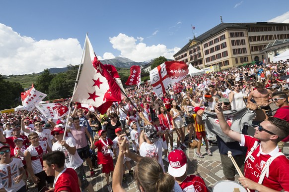 FC Sion fans reagissent devant l&#039;ecran geant en regardant le match de football de la Finale de la Coupe de Suisse entre FC Basel et FC Sion lors du public viewing sur la Place de la Planta ce dim ...