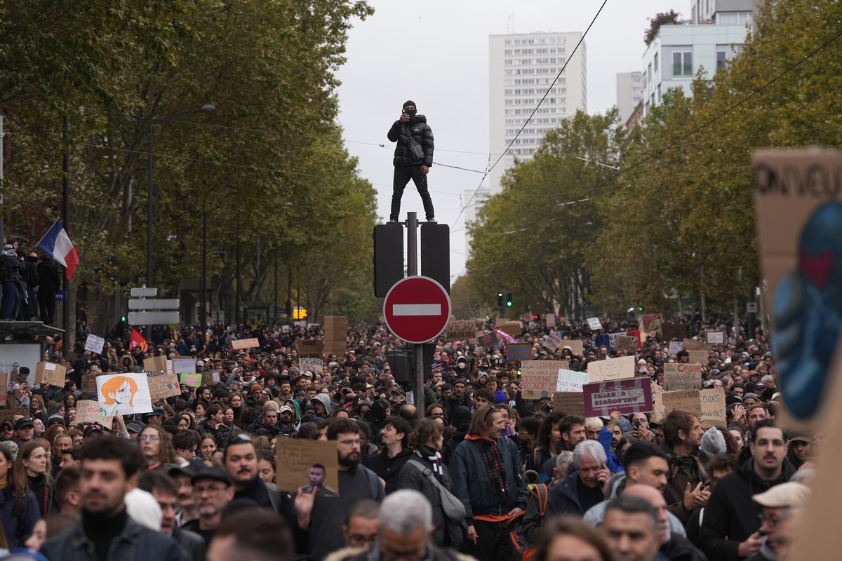 KEYPIX - Protesters march during a demonstration against rising living costs in Paris, Saturday, Oct. 24, 2026. (KEYSTONE/AP Photo/Thibault Camus)