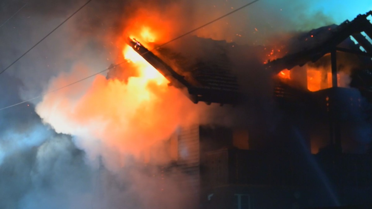 Mehrere Einfamilienhäuser im Emmental in Brand – Alertswiss-Warnung wegen Rauch