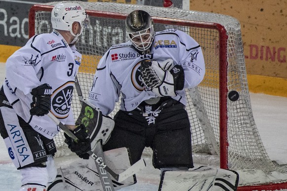 Torhueter Sandro Zurkirchen, rechts, und Elia Riva, links, von Lugano beim Eishockey Meisterschaftsspiel in der Qualifikation der National League zwischen dem EV Zug und dem HC Lugano vom Freitag, 24. ...